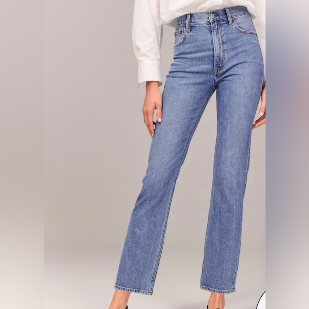 Abercrombie & Fitch Ultra High Rise Ankle Straight Jean size 33 short